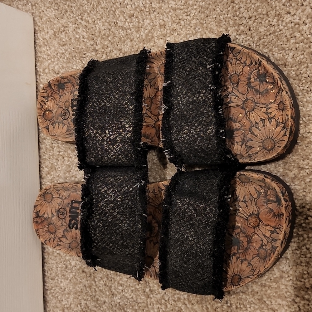 MUK LUKS Black Sandals Size 6